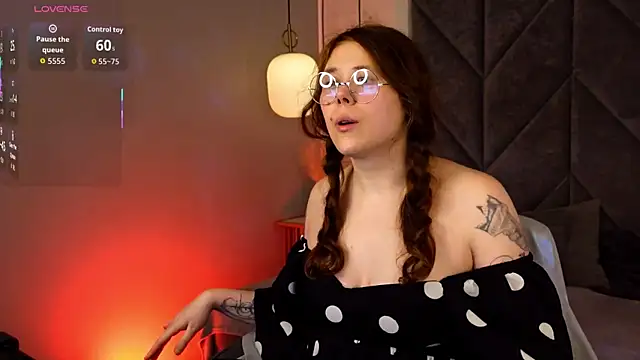 Snapshot of SophiePure chatting on January 2026 08:35:01 PM SophiePure online show from January 2026 08:35:01 PM