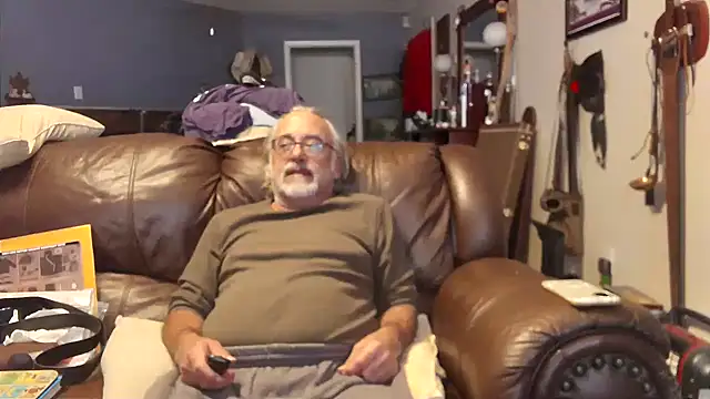 Snapshot of PincheDave4u chatting on December 2024 08:00:02 PM PincheDave4u online show from December 2024 08:00:02 PM