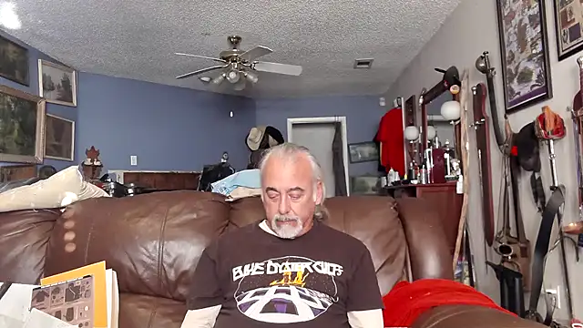 Snapshot of PincheDave4u chatting on January 2025 10:52:02 PM PincheDave4u online show from January 2025 10:52:02 PM