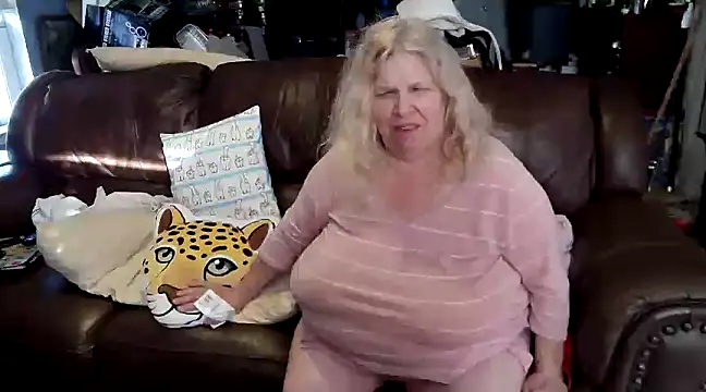 Snapshot of PincheDave4u chatting on February 2025 10:21:02 PM PincheDave4u online show from February 2025 10:21:02 PM