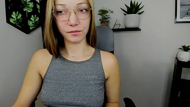 Snapshot of EmillyPlay chatting on December 2024 06:56:02 AM EmillyPlay online show from December 2024 06:56:02 AM