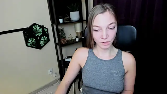 Snapshot of EmillyPlay chatting on February 2025 05:16:01 PM EmillyPlay online show from February 2025 05:16:01 PM