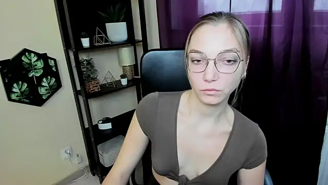 Snapshot of EmillyPlay chatting on February 2025 01:08:01 PM EmillyPlay online show from February 2025 01:08:01 PM