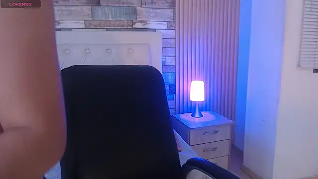 isabella smith  online show from October 2025 04:59:01 PM