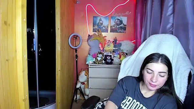 Fiery Brunette  online show from April 2026 09:58:01 AM