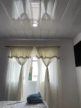 Snapshot of hannahb-e chatting on November 2025 05:13:01 PM hannahb-e online show from November 2025 05:13:01 PM