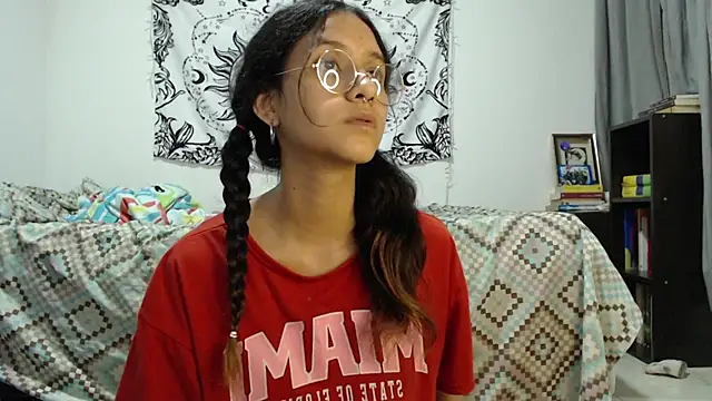 Snapshot of AlinaWoolf_ chatting on February 2025 05:19:02 AM AlinaWoolf online show from February 2025 05:19:02 AM