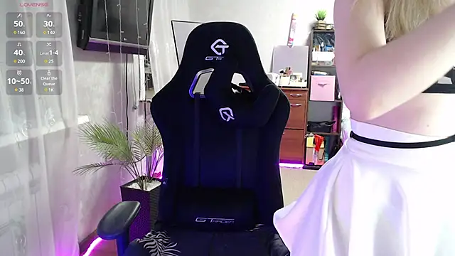 Snapshot of Little_Soph chatting on February 2025 12:05:02 AM Little Soph online show from February 2025 12:05:02 AM