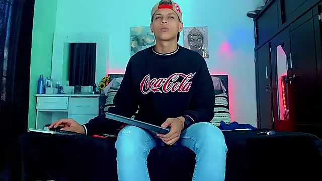 Liamscott  online show from September 2025 09:04:02 PM