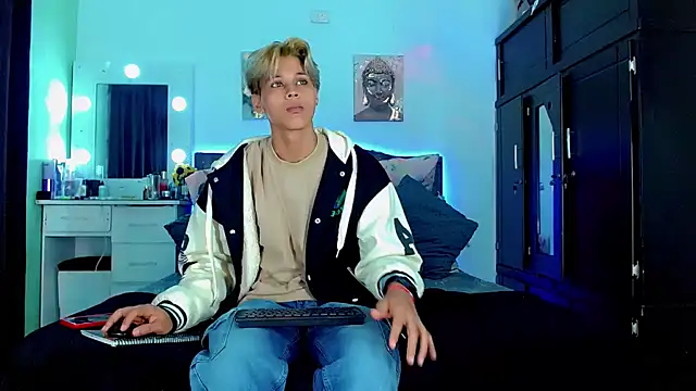 Liamscott  online show from September 2025 07:48:01 PM