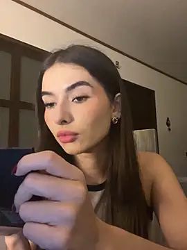 Coralinee 01 online show from June 2026 01:00:01 AM