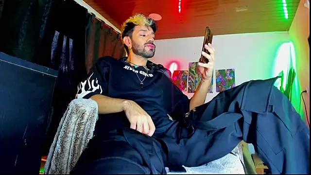 Snapshot of LatinMilk_ chatting on March 2026 09:22:02 PM LatinMilk online show from March 2026 09:22:02 PM