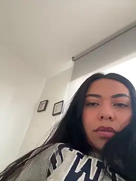 Snapshot of PetitLumiere chatting on February 2025 01:01:01 PM PetitLumiere online show from February 2025 01:01:01 PM