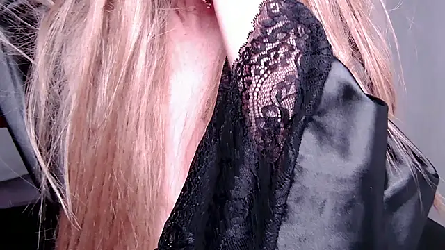 caarlywhitee online show from March 2026 10:02:01 PM