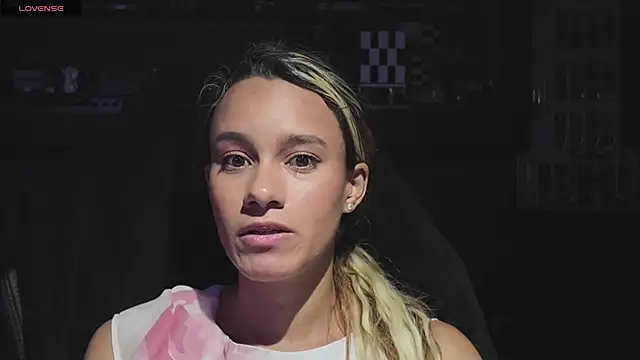 Snapshot of SamanthaWatson chatting on October 2025 01:35:01 AM SamanthaWatson online show from October 2025 01:35:01 AM