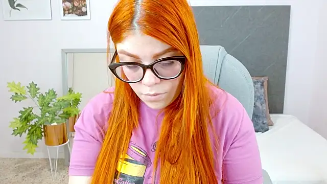 Snapshot of lucie_nicolls chatting on December 2024 08:18:01 PM lucie nicolls online show from December 2024 08:18:01 PM