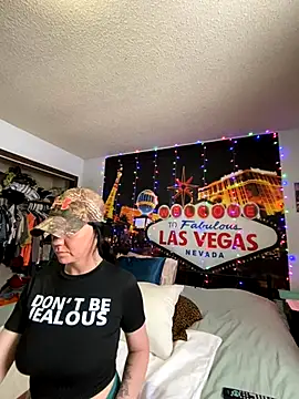 Snapshot of SidneyRaee chatting on December 2024 05:04:01 PM SidneyRaee online show from December 2024 05:04:01 PM