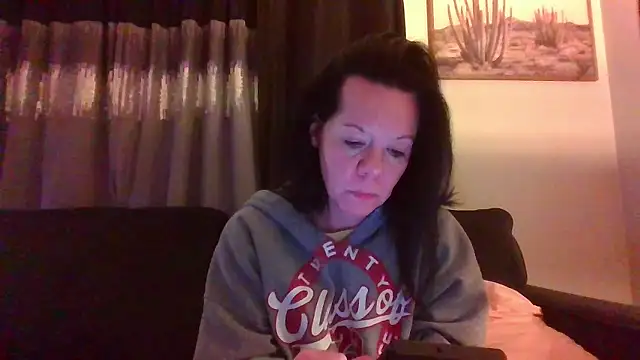 Snapshot of SidneyRaee chatting on December 2024 01:35:01 AM SidneyRaee online show from December 2024 01:35:01 AM