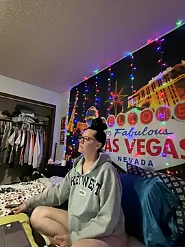 Snapshot of SidneyRaee chatting on December 2024 06:43:02 PM SidneyRaee online show from December 2024 06:43:02 PM