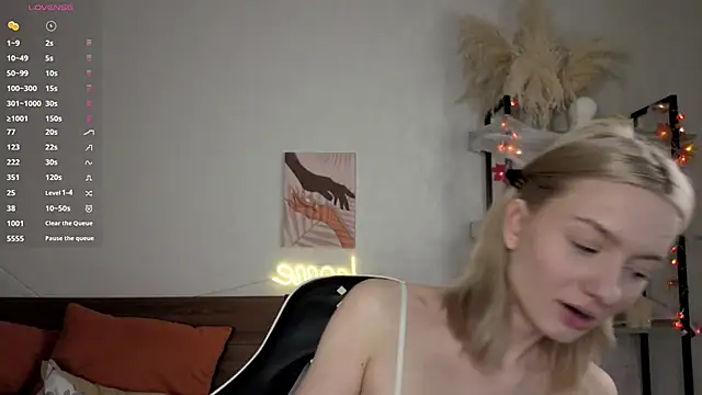 Snapshot of IdaValenti chatting on November 2025 11:03:01 PM IdaValenti online show from November 2025 11:03:01 PM