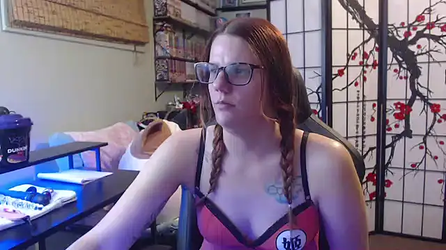 Sarahtineke online show from May 2026 06:05:01 PM