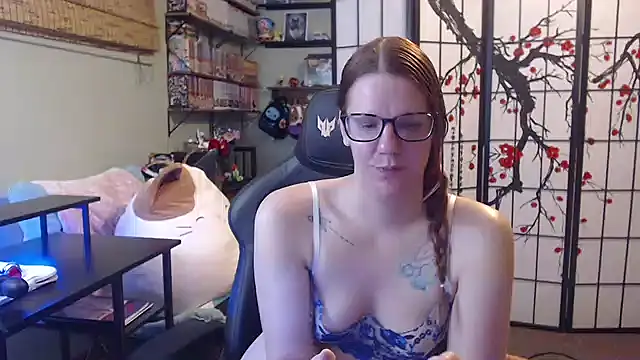 Sarahtineke online show from May 2026 06:48:02 PM