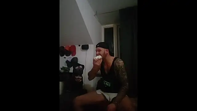 Snapshot of eltoulou chatting on January 2025 01:41:02 AM eltoulou online show from January 2025 01:41:02 AM