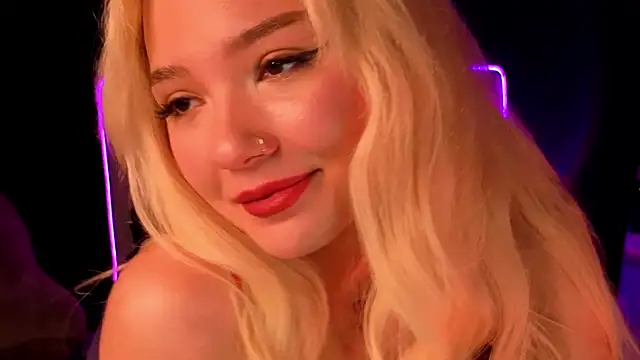 Snapshot of SandraBoyl chatting on November 2025 09:09:02 AM SandraBoyl online show from November 2025 09:09:02 AM