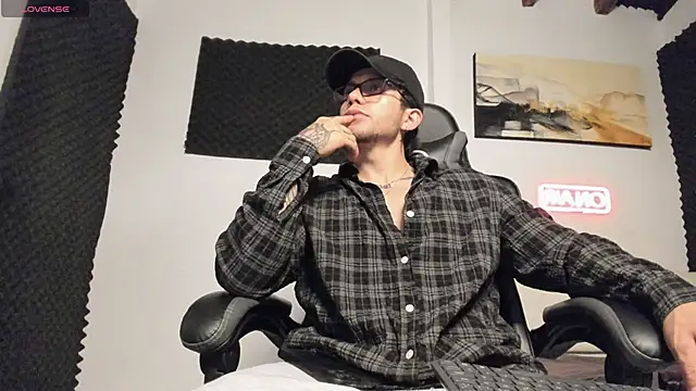 Snapshot of LucianSinclair chatting on March 2026 03:32:01 AM LucianSinclair online show from March 2026 03:32:01 AM