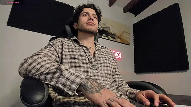 Snapshot of LucianSinclair chatting on April 2026 09:57:02 PM LucianSinclair online show from April 2026 09:57:02 PM