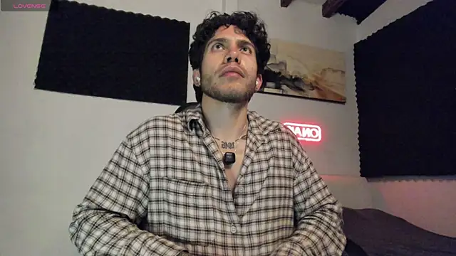 Snapshot of LucianSinclair chatting on April 2026 12:48:01 AM LucianSinclair online show from April 2026 12:48:01 AM