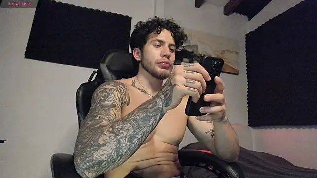 Snapshot of LucianSinclair chatting on April 2026 12:56:01 AM LucianSinclair online show from April 2026 12:56:01 AM