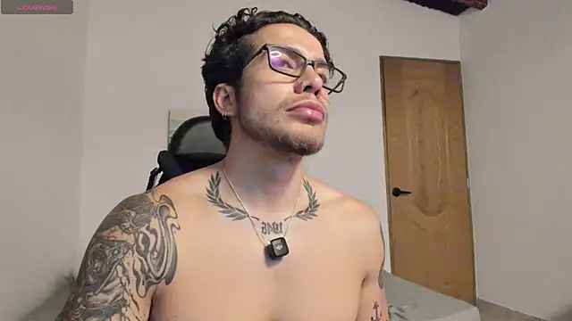 Snapshot of LucianSinclair chatting on May 2026 01:24:02 AM LucianSinclair online show from May 2026 01:24:02 AM
