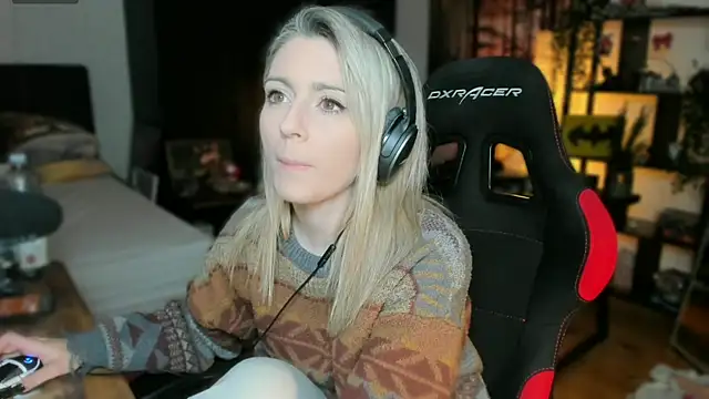 Lisaonthemoon online show from February 2025 07:13:01 PM