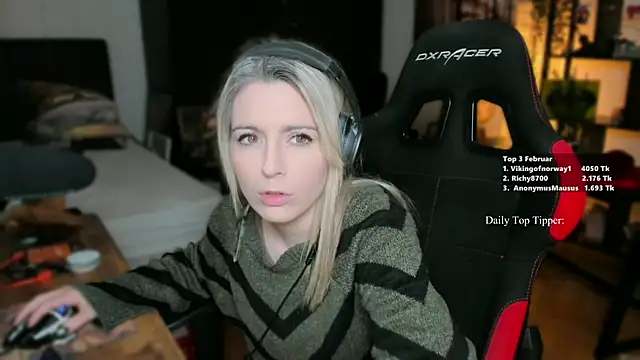 Lisaonthemoon online show from February 2025 07:21:01 PM