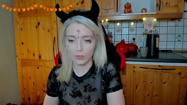 Lisaonthemoon online show from October 2025 08:26:01 PM