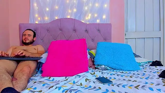 Snapshot of CoupleLatinXXX chatting on February 2025 11:28:02 PM CoupleLatinXXX online show from February 2025 11:28:02 PM