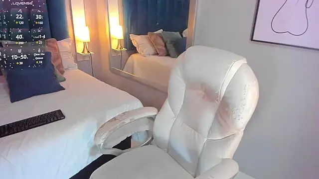 Snapshot of CheneellLorens chatting on December 2024 05:31:01 PM CheneellLorens online show from December 2024 05:31:01 PM