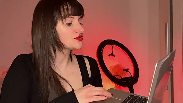 Snapshot of victoirenextdoor chatting on January 2025 07:40:01 PM victoirenextdoor online show from January 2025 07:40:01 PM