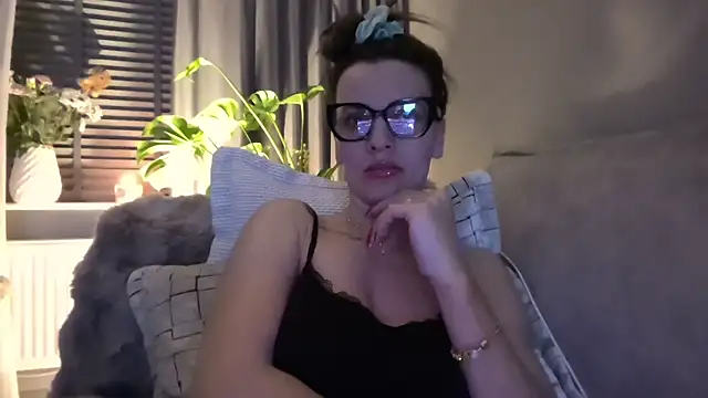 Snapshot of SweetMonicaUK chatting on March 2026 09:51:01 PM SweetMonicaUK online show from March 2026 09:51:01 PM