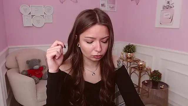 LucySkilar online show from June 2026 04:25:01 AM