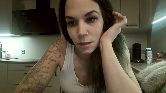 Snapshot of Lady_Knaller chatting on December 2025 09:22:02 PM Lady Knaller online show from December 2025 09:22:02 PM