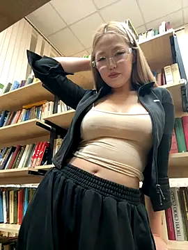 Snapshot of Aiko_Yumi chatting on December 2025 04:46:02 PM Aiko Yumi online show from December 2025 04:46:02 PM