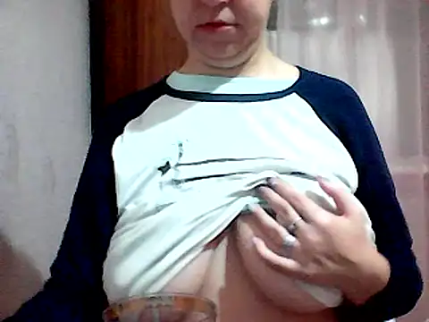 Snapshot of AnaXBerry chatting on December 2024 06:33:01 PM AnaXBerry online show from December 2024 06:33:01 PM