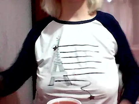 Snapshot of AnaXBerry chatting on December 2024 06:02:01 PM AnaXBerry online show from December 2024 06:02:01 PM