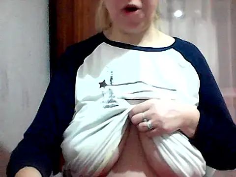 Snapshot of AnaXBerry chatting on January 2025 05:48:01 PM AnaXBerry online show from January 2025 05:48:01 PM