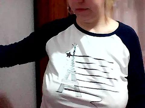 Snapshot of AnaXBerry chatting on February 2025 06:02:02 PM AnaXBerry online show from February 2025 06:02:02 PM