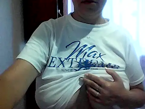 Snapshot of AnaXBerry chatting on September 2025 06:47:02 AM AnaXBerry online show from September 2025 06:47:02 AM