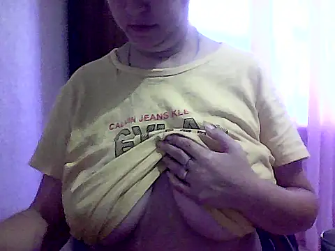 Snapshot of AnaXBerry chatting on September 2025 07:02:02 AM AnaXBerry online show from September 2025 07:02:02 AM