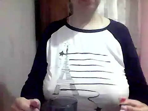 Snapshot of AnaXBerry chatting on October 2025 06:17:01 PM AnaXBerry online show from October 2025 06:17:01 PM